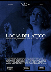 Cartel de Locas del ático. Una mujer sujeta una lámpara de frente mientras dirige su mirada arriba a su derecha. El poster es una fotografía en tono azul con grano grueso y marcas de la película. 